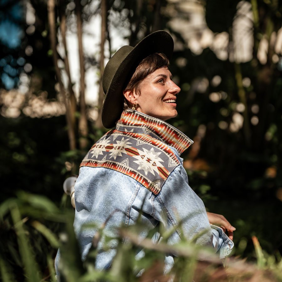 Denim Jeansjacke im Hippie-Style mit Ethno- und Bohomustern.