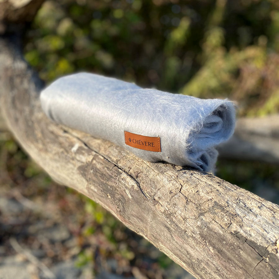 Hellgrauer schal für Damen aus Alpakawolle