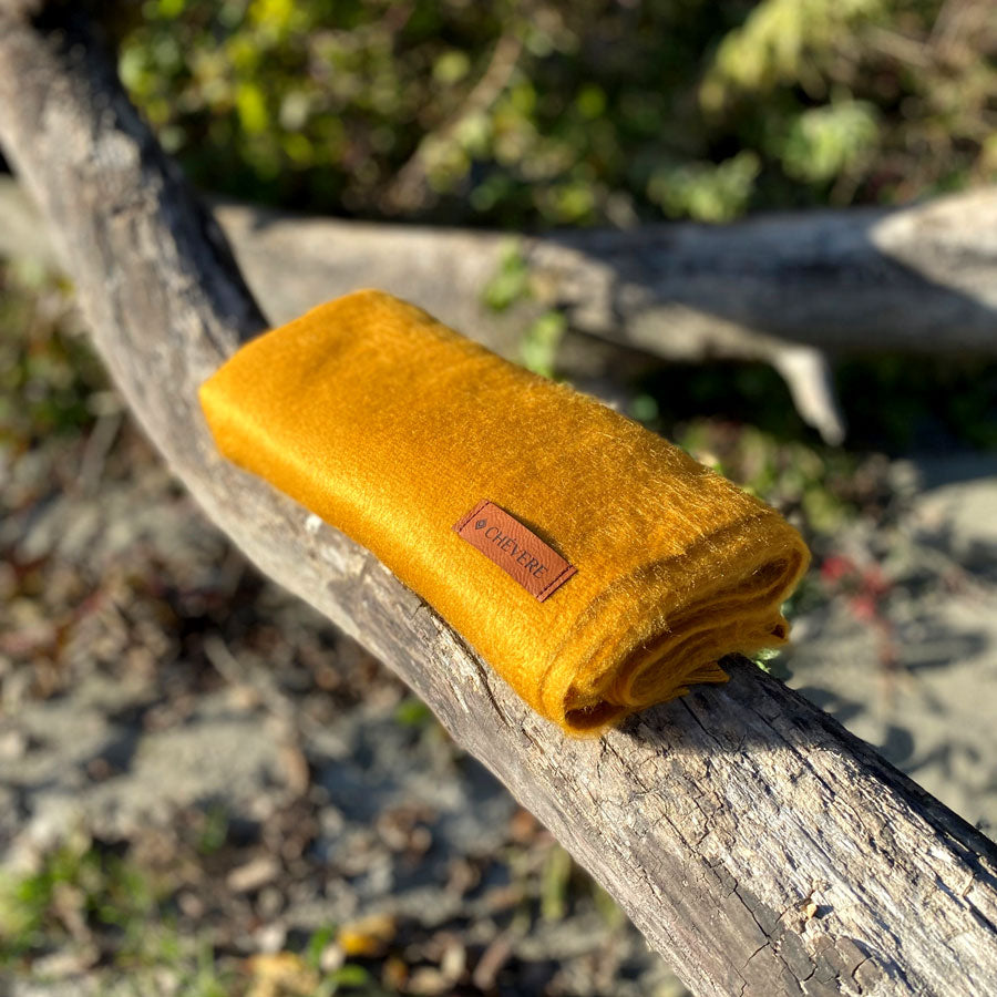 Damenschal aus Alpakawolle ockergelb