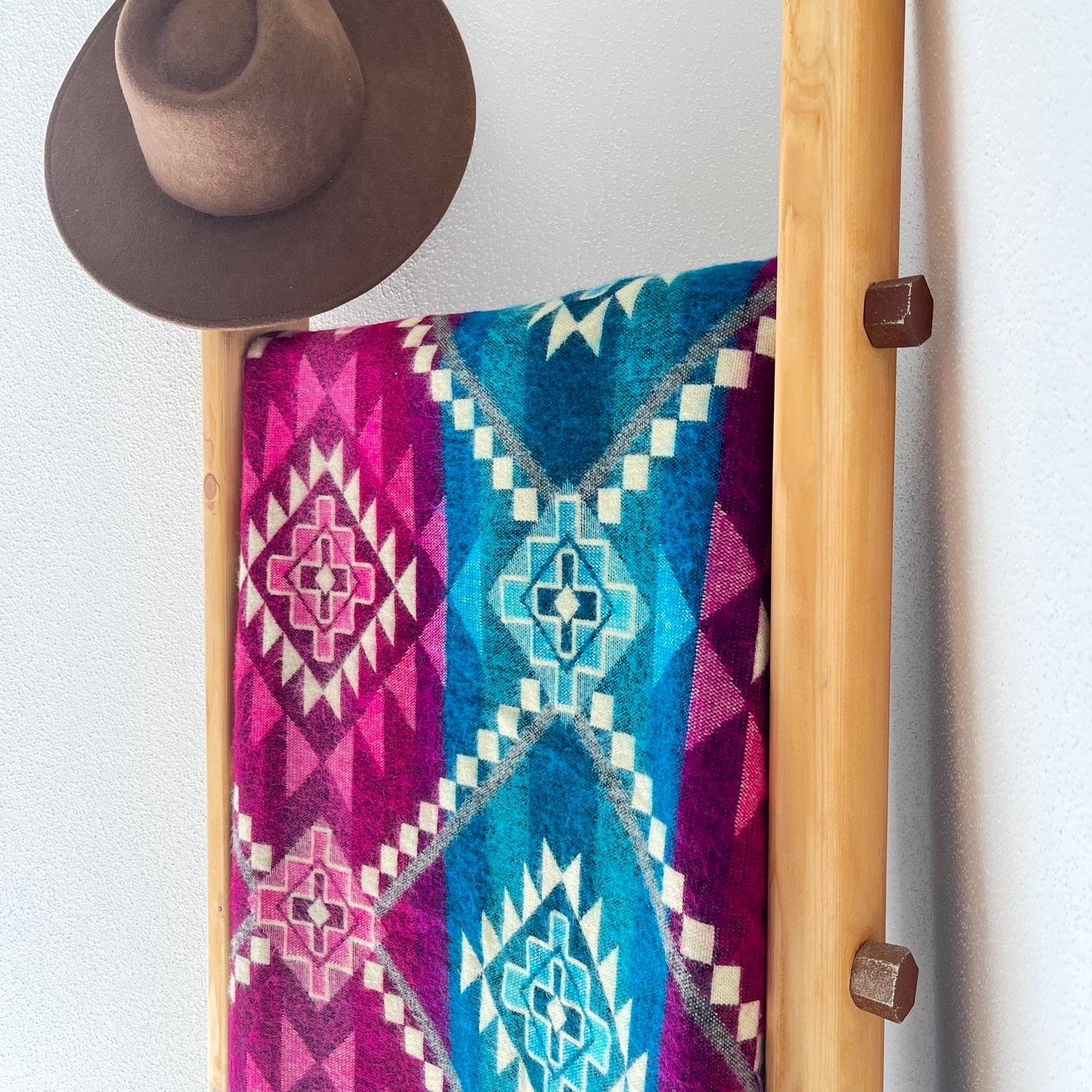 Chevere XXL-Kuscheldecke mit Ethno-Muster in den Farben Pink und Türkis.