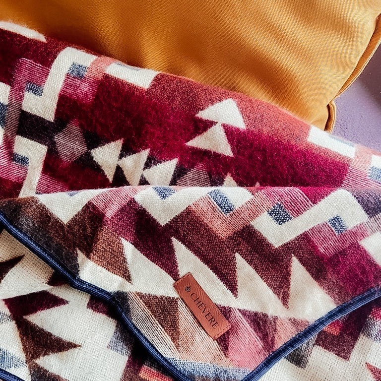 Chevere Kuscheldecke in rotem Ethno-Muster- fair und nachhaltig