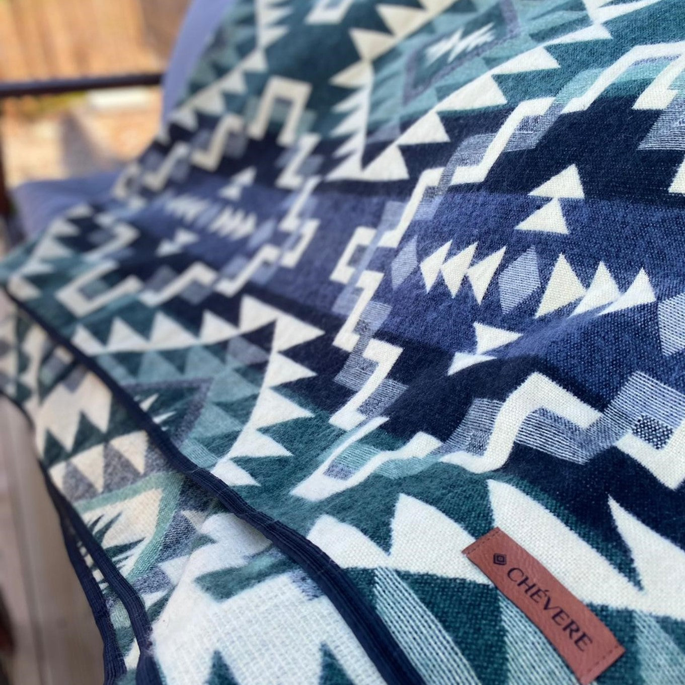 Chevere Cotopaxi-Decke Nahaufnahme. Details der Ethno-Kuscheldecke mit grünem Boho-Muster.