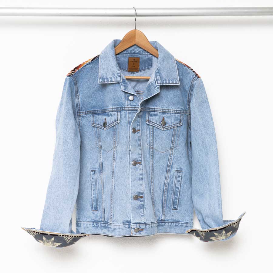 Zeitlose und hochwertige Jeansjacke- hellblau mit Ethno-Applikationen