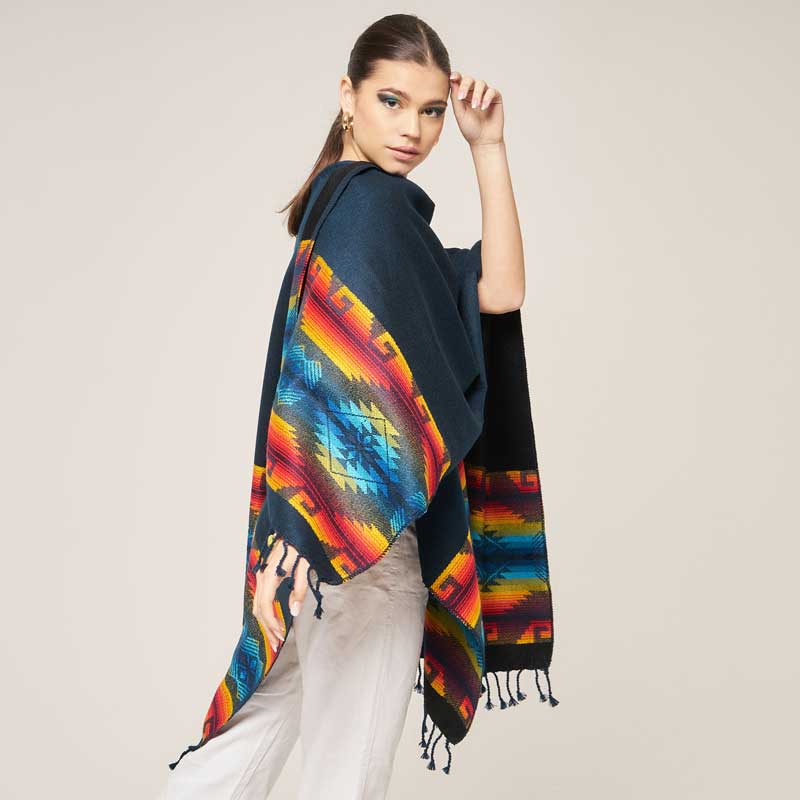 Damencape dunkelblau mit Inka Muster