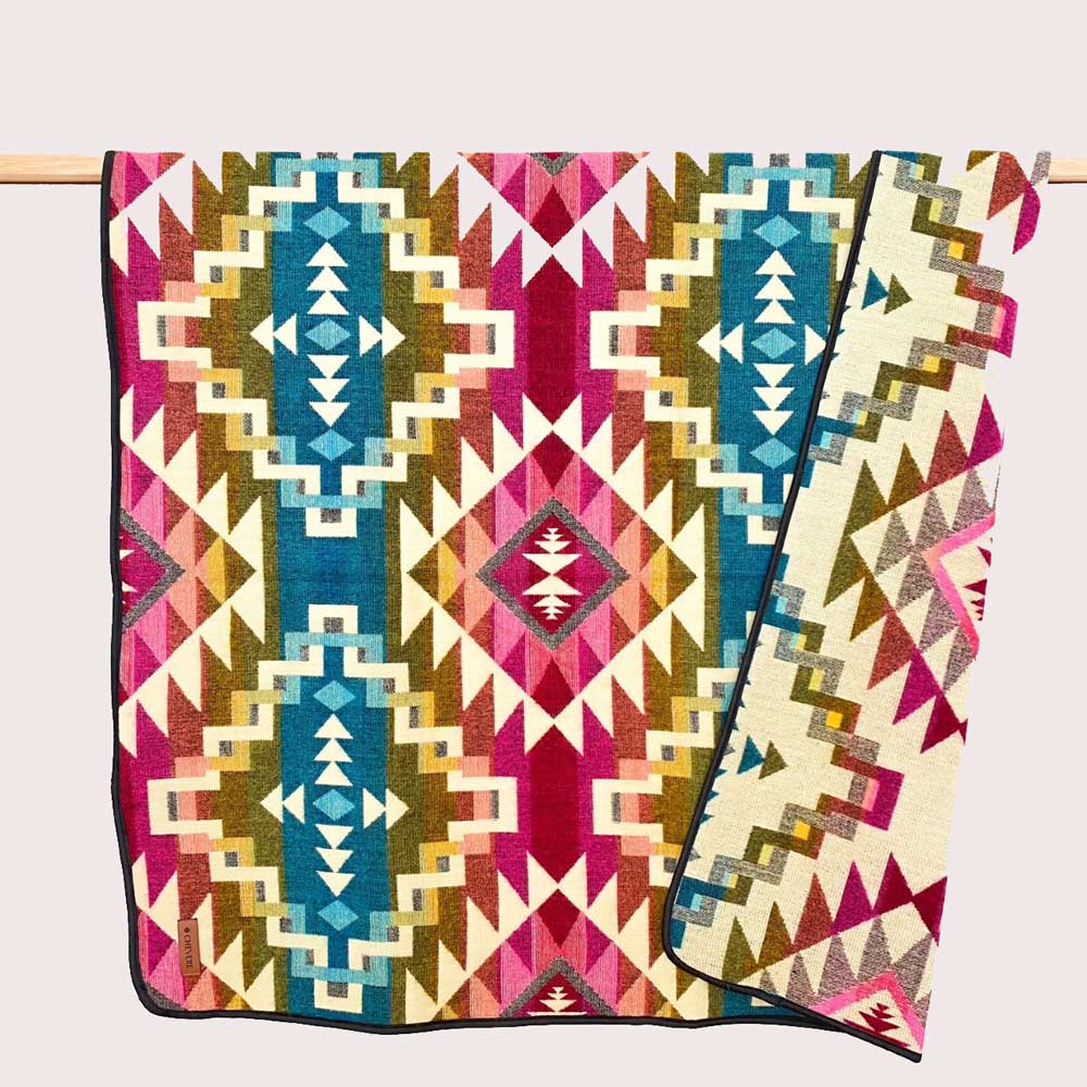 Chevere Vanlife Decke mit Multicolor-Ethno-Muster.