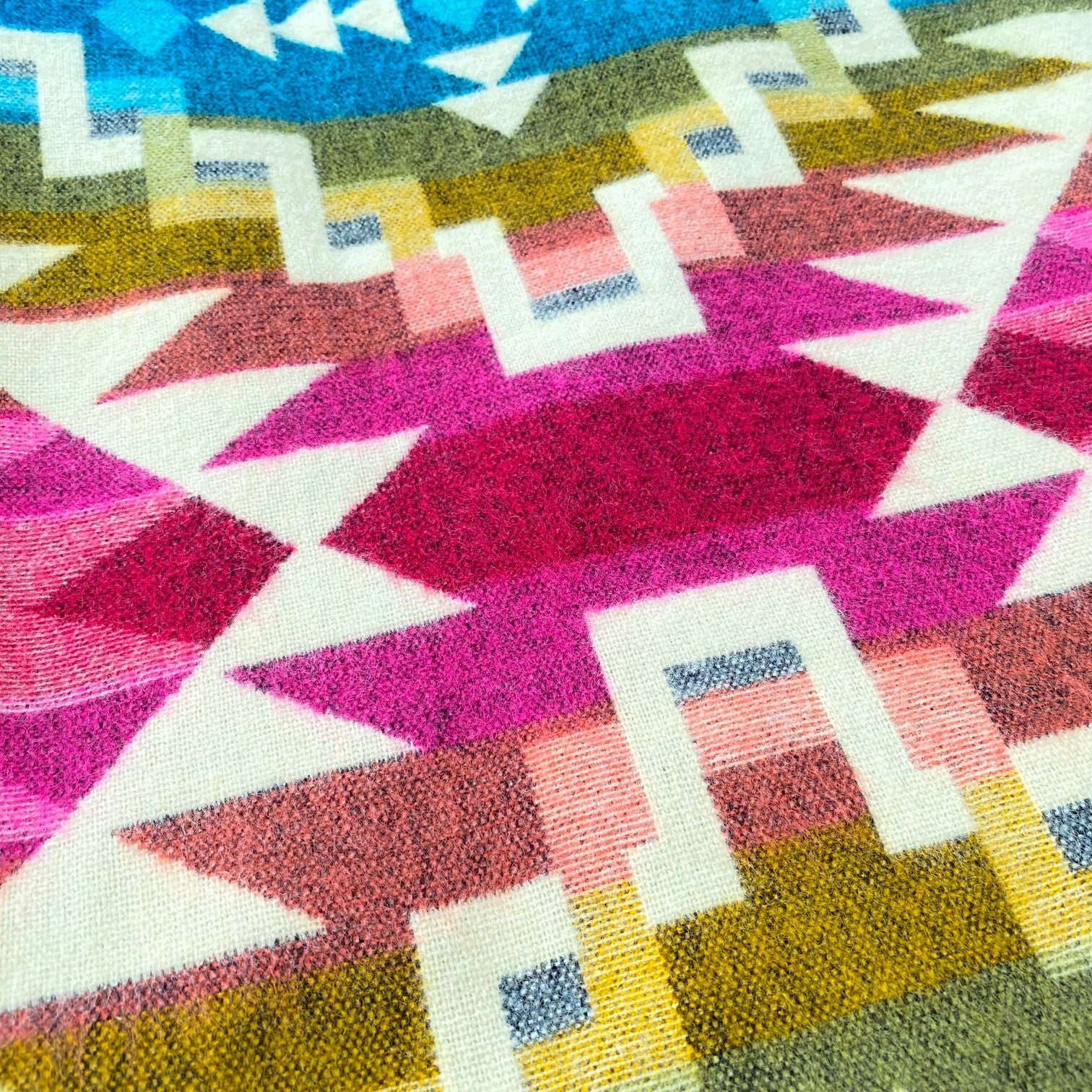 Chevere Vanlife Kuscheldecke - Nahaufnahme des Mulicolor-Musters.