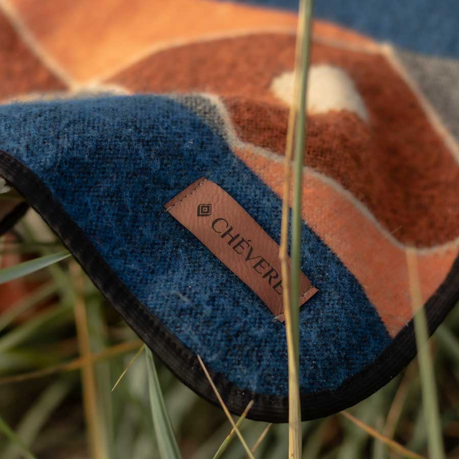 Chevere Detailansicht der Boho-Decke mit blau/orangen Muster, Wolldecke Boho, Wolldecke mit geometrische Muster, Aztek-Decke