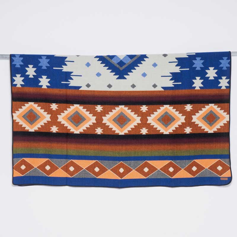 Chevere Komplettanischt der XXL-Decke in den Farben Blau und Orange.