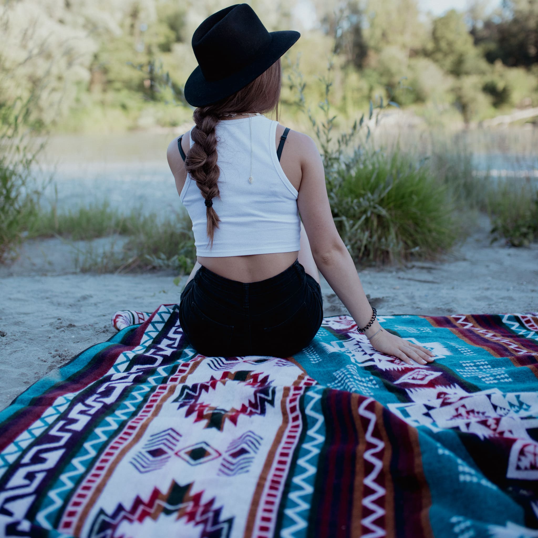 Chevere Wohnzimmerdecke im Kingsize-Format mit Ethno-Muster in Türkis.