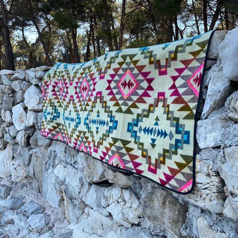 Wendbare Kuscheldecke im Ethnodesign, Decke geometrisch, Tagesdecke Boho, Sofaüberwurf wendbar