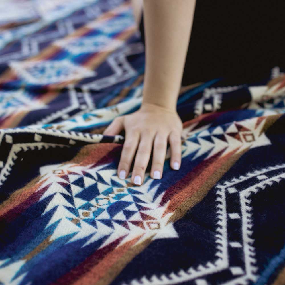 Chevere blaue Kuscheldecke aus der Kingsize Kollektion.