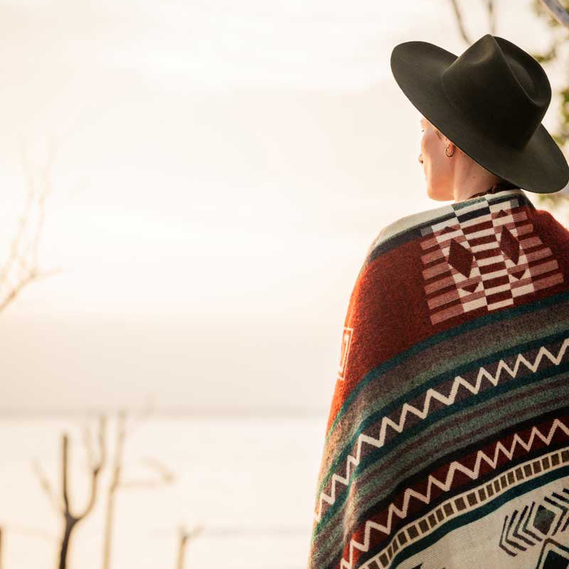 Chevere Picknickdecke im Boho-Style in Terracotta.