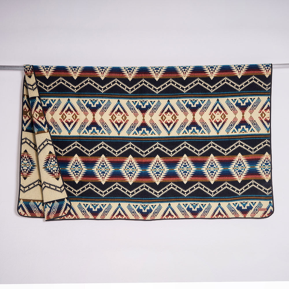 Chevere Ethno-Decke mit blauem Muster. Kuscheldecke im XXL-Format.