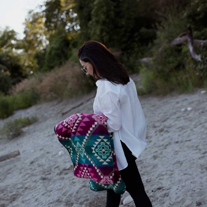 Chevere Kingsizedecke mit Pink-Türkisem Ethno/Boho-Muster.