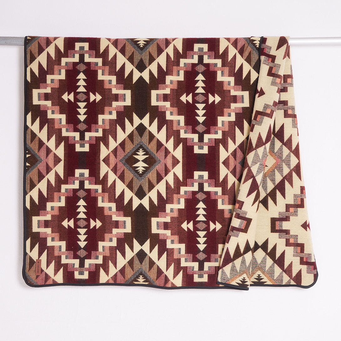 Chevere Kuscheldecke aus der Adventure Kollektion - perfekt für unterwegs und dein nächstes Abenteuer.