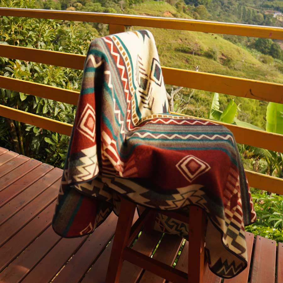 Chevere Ethno-Kuscheldecke im Reiseformat - perfekt für unterwegs.